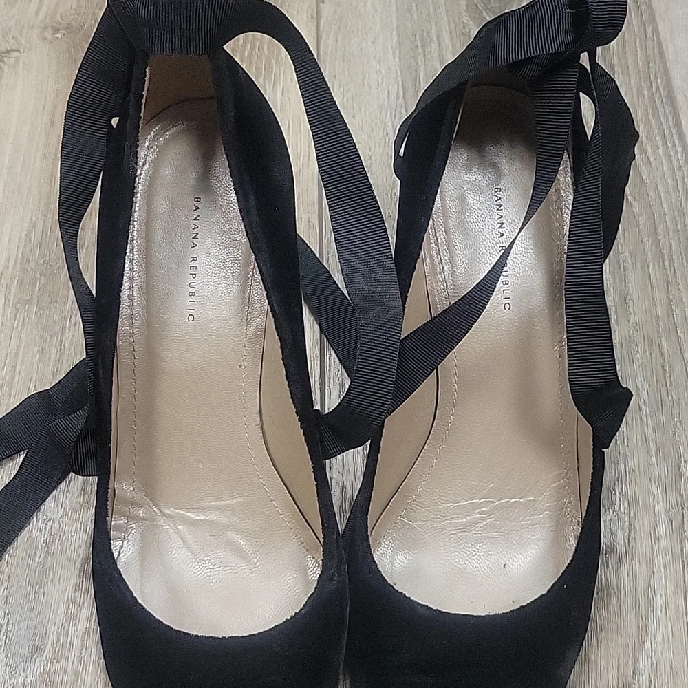 Banana Republic Black Velvet Ribbon Strap Pointed Toe Heels Size 10